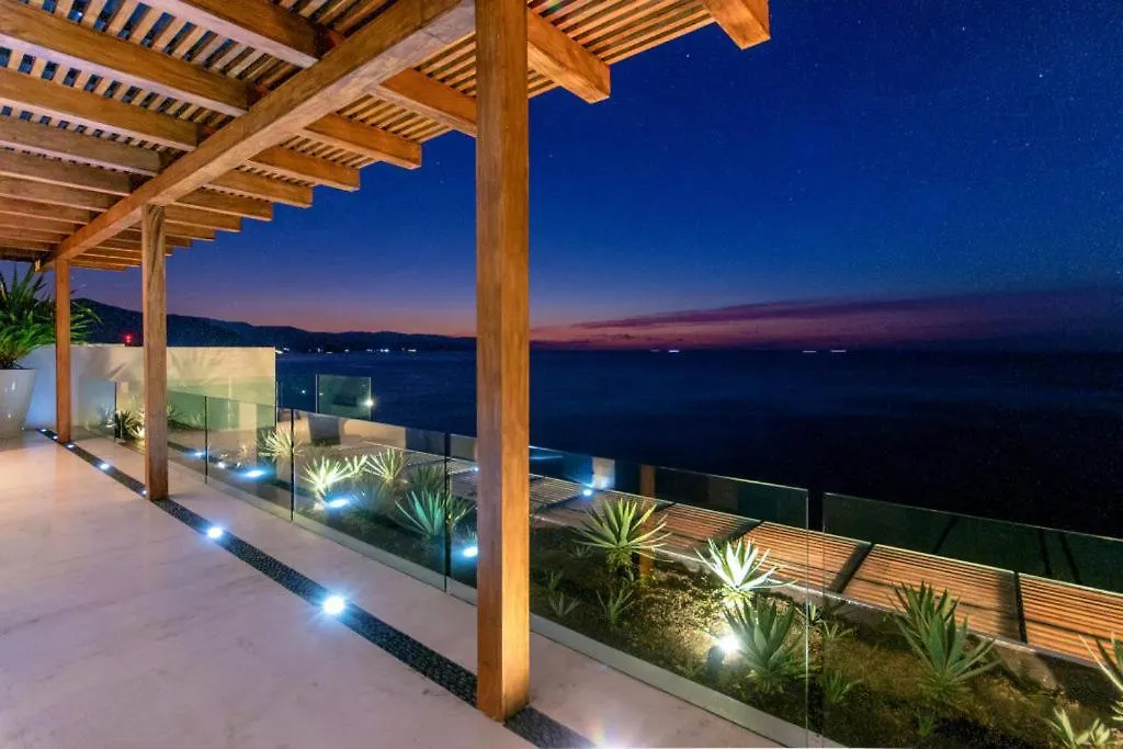 Vakantiehuis New Oceanfront Luxury Villa In Puerto Vallarta